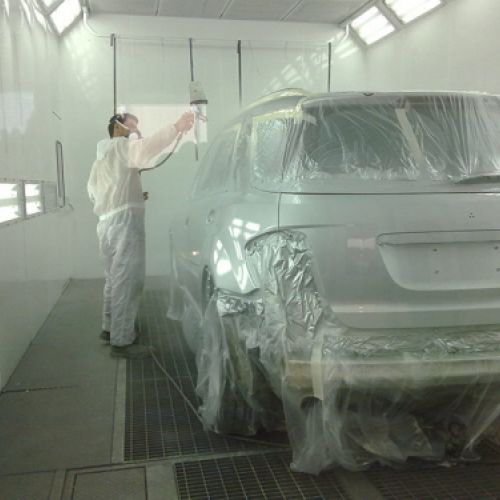 Pintado de  coche en interior de cabina