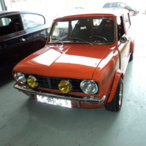 Coche naranja antiguo restaurado