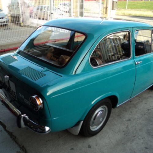 Coche antiguo de color azul restaurado