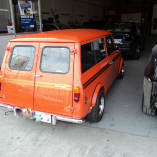 Vista trasera de coche naranja antiguo restaurado