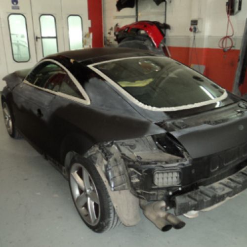 Coche deportivo negro para restaurar