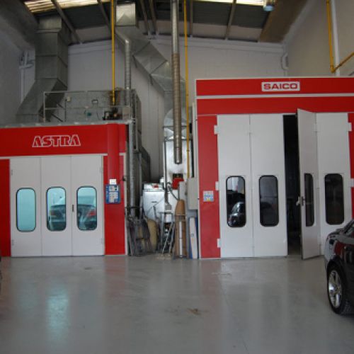 Cabinas dre pintura en interior del taller
