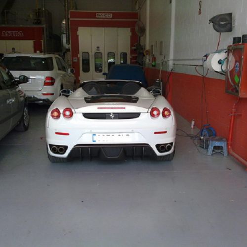 Coche deportivo en interior del taller