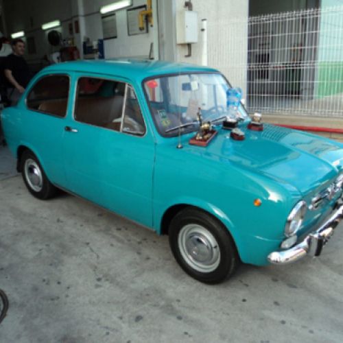 Coche antiguo restaurado de color azul
