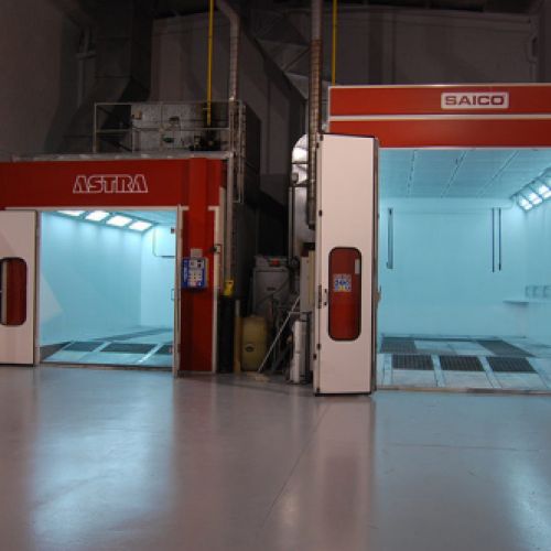Cabinas dre pintura con puertas abiertas en interior del taller