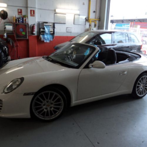 Coche deportivo blanco restaurado